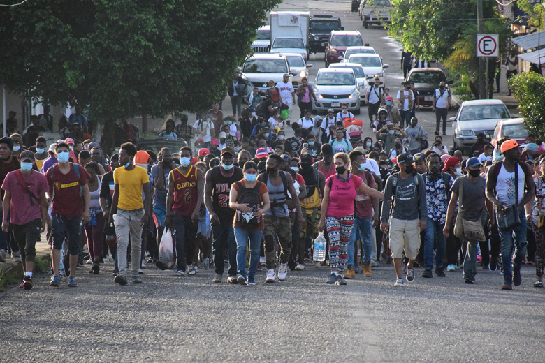 Мигранты, направляющиеся к границе Мексики и США