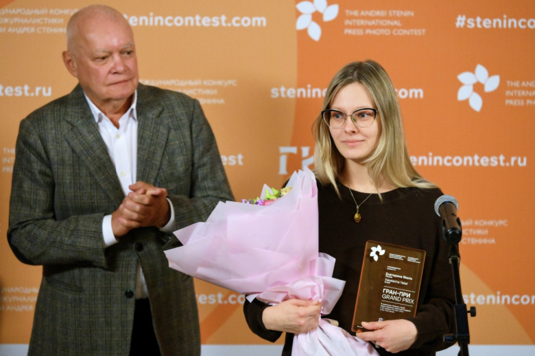 Фотограф Екатерина Якель и генеральный директор Международной медиагруппы «Россия сегодня» Дмитрий Киселев на церемонии награждения победителей XI Международного конкурса фотожурналистики имени Андрея Стенина