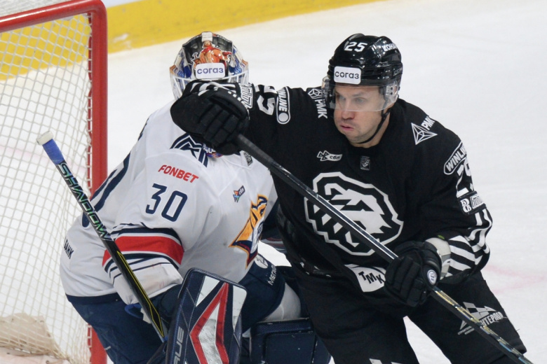 Вратарь Илья Набоков («Металлург») и Владимир Жарков («Трактор»)