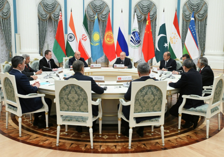 Путин пожал руки всем участникам заседания совета ШОС и попал на видео