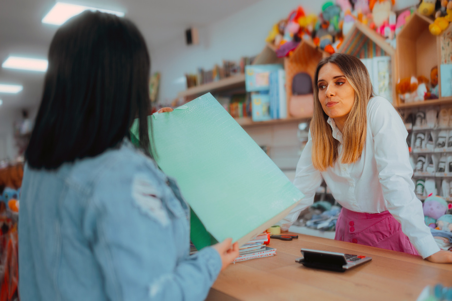 Как вернуть в магазин ненужный подарок — в какие сроки это можно сделать и нужен ли чек?