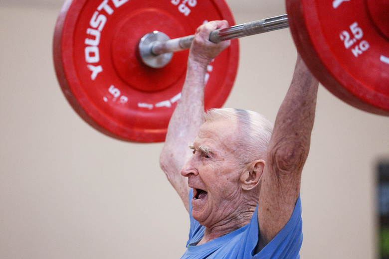 Николай Исаков во время выступления на XXV Кубке России по тяжелой атлетике среди старших возрастных групп