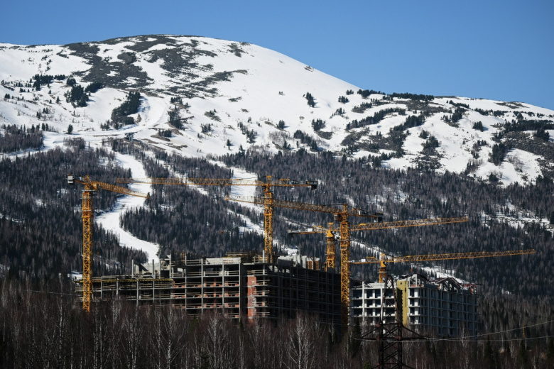 Строящийся апарт-комплекс на склоне горы Зеленая на горнолыжном курорте в поселке Шерегеш в Кемеровской области