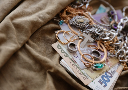 Аферисты забрали у россиянок золото и деньги на 85 млн рублей
