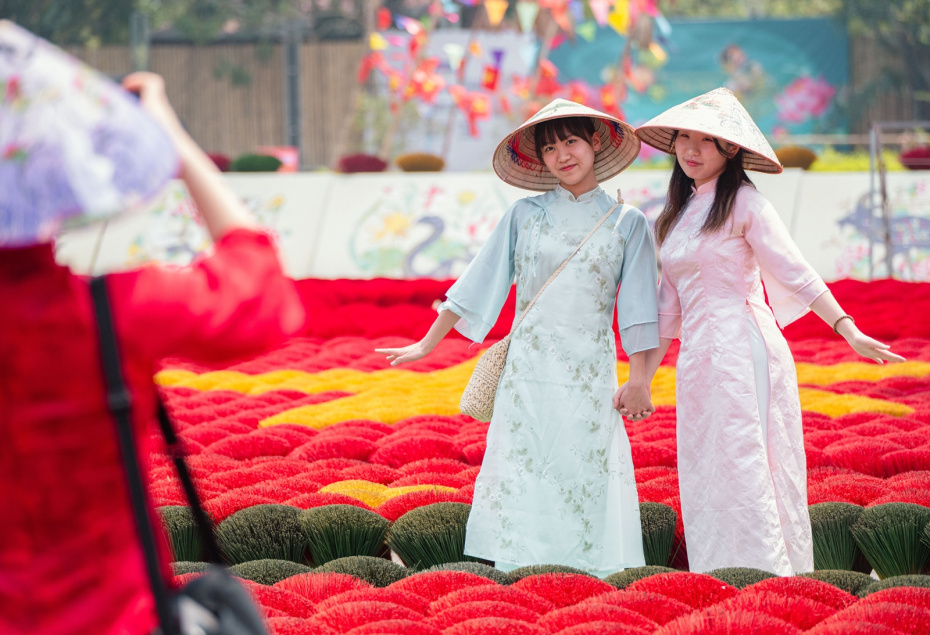 Туристы позируют для фотографий в Ханое