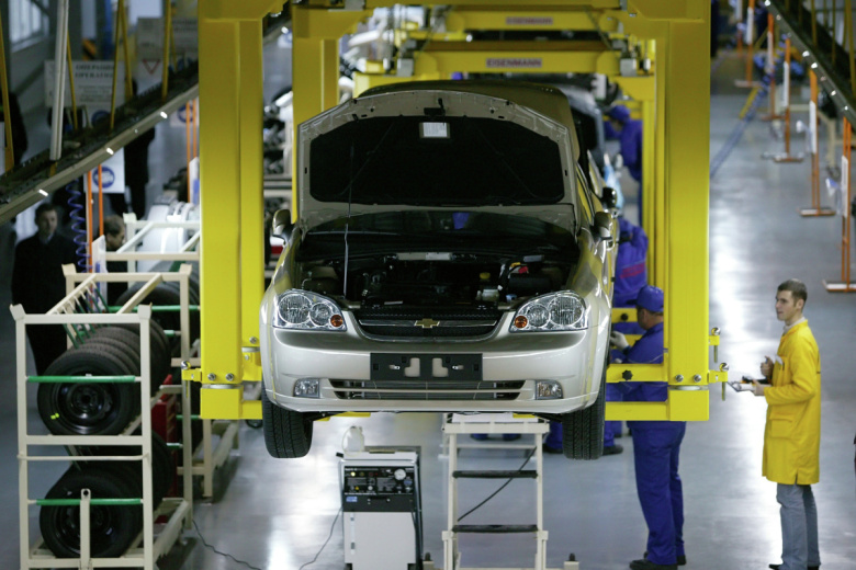 Сборка автомобилей на заводе автоконцерна General Motors