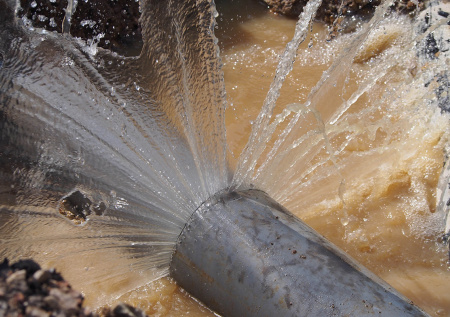 В Петербурге автомобили уходят под воду из-за прорыва трубы