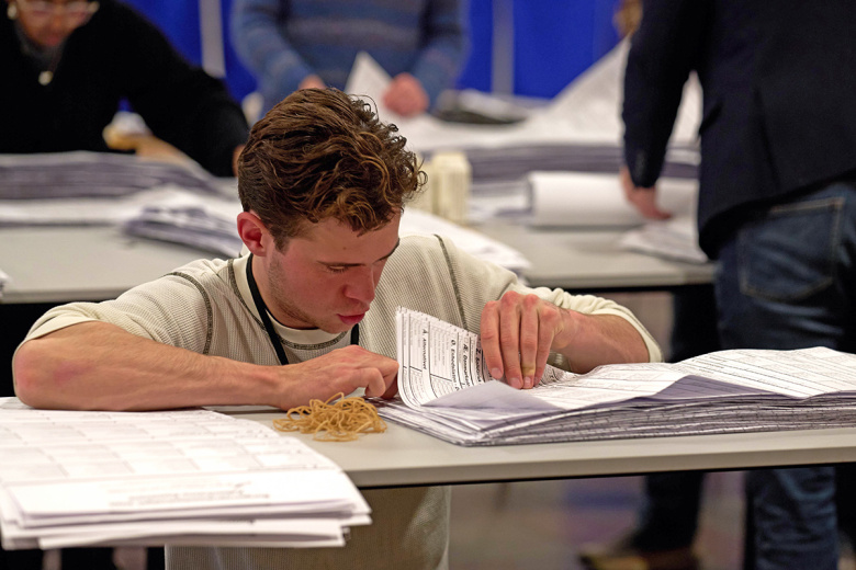 Подсчет бюллетеней во время выборов в Дании