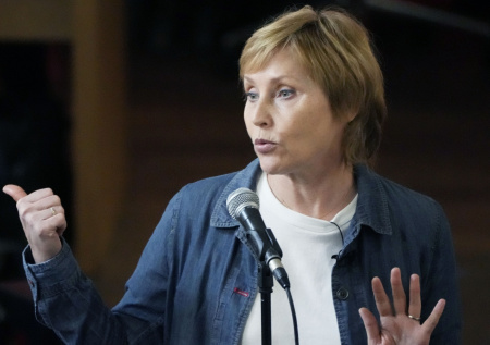 Отдала награду Путина и шьет спальники для украинцев: как живет Агалакова