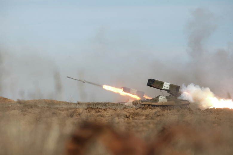 Залп тяжелой огнеметной системы ТОС-1А «Солнцепек»