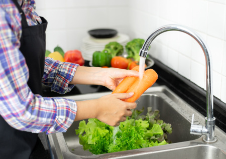 Паразитолог рассказал, как правильно мыть овощи и фрукты из магазинов