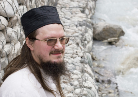 «Убил отца, домогался нас»: кого винят дочки иерея из Москвы в его смерти