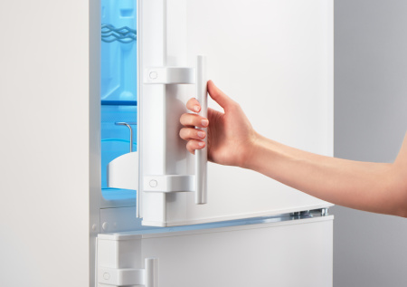 Всего каплю на ватный диск — вековая желтизна смывается с холодильника за секунду: копеечное средство из аптеки