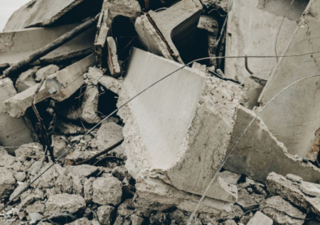 Часть строящегося здания обрушилась в Петербурге