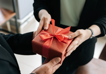 Эксперт по этикету объяснила, как выбрать подарок руководителю