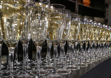 Нарколог рассказал, кому нельзя пить шампанское