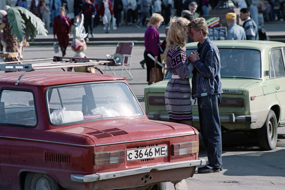 Автомобили и прохожие на улице в Москве, 1990 год