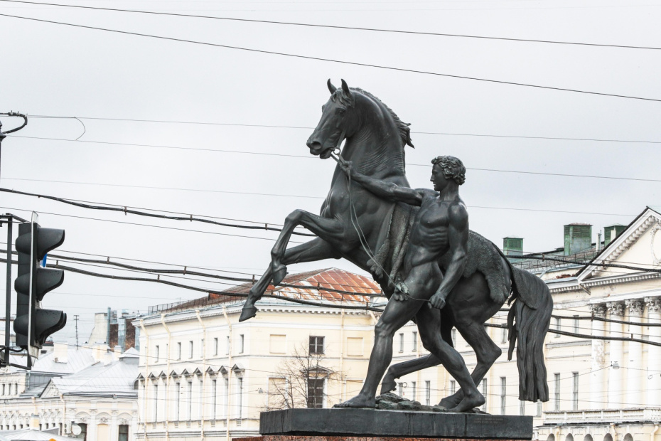 Скульптура ансамбля «Укрощение коня человеком», созданного скульптором П. К. Клодтом