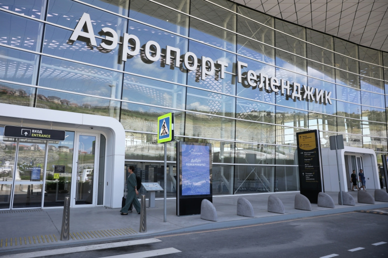 Вход в здание аэропорта Геленджика
