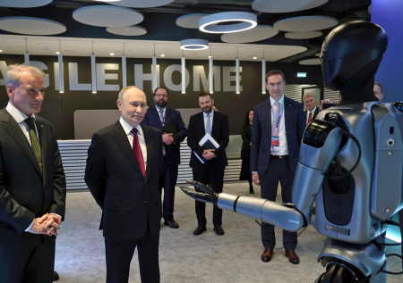 Робот «Сбера» с ИИ станцевал перед Путиным