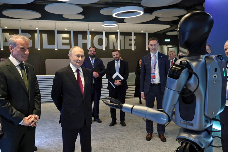 Владимир Путин и Герман Греф во время презентации разработанного «Сбером» первого российского антропоморфного робота