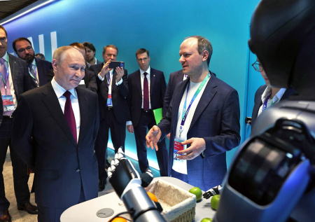 «По лбу даст»: Путин одной шуткой ответил на проделки Грефа с роботом