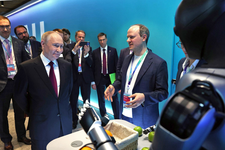 Владимир Путин на выставке международной конференции по искусственному интеллекту AI Journey
