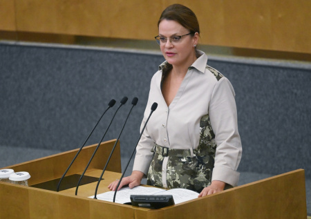 Цивилева поразила публику платьем с погонами