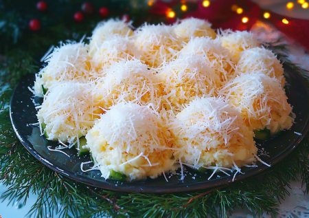 Новогодний салат «Сугробы»: простые ингредиенты и праздничный вид — он точно приживется в вашей кулинарной книге