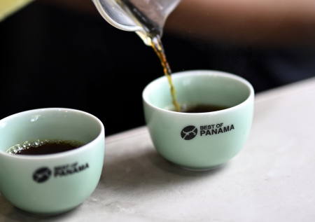 В одном из городов Ближнего Востока стали подавать кофе за 80 тыс. рублей