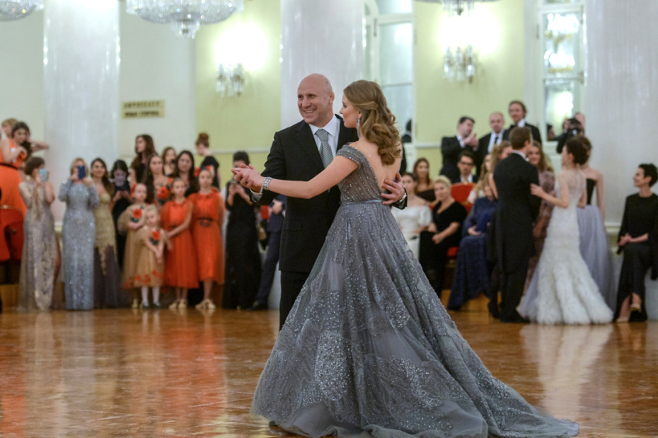 Елизавета Мамиашвили танцует с отцом, президентом Федерации спортивной борьбы России Михаилом Мамиашвили на балу