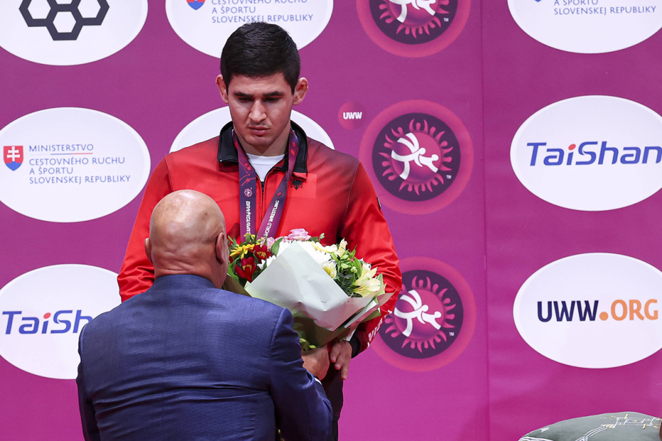 Михаил Мамиашвили награждает золотой медалью Чермена Валиева на чемпионате Европы по борьбе в Братиславе