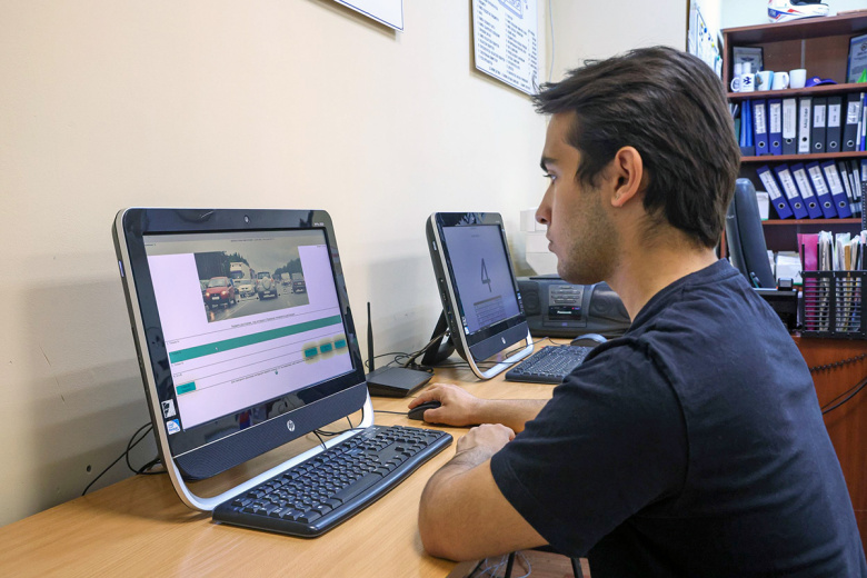 Мужчина во время экзамена на получение водительских прав