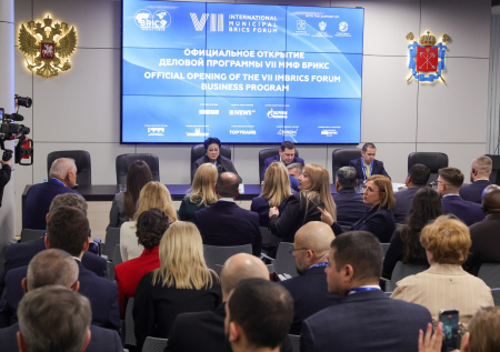 БРИКС стирает границы: как прошел первый день ММФ в Петербурге