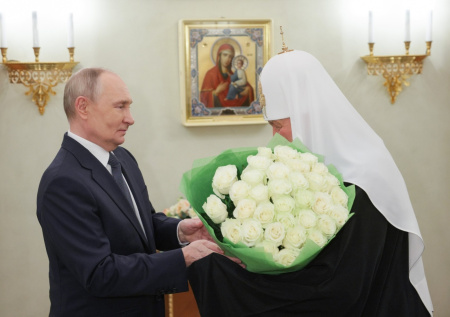 Путин поздравил патриарха Кирилла с днем рождения и пригласил попить чайку