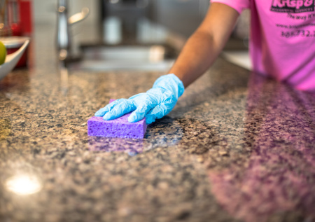 Липкий налет на кухне: секрет безупречной чистоты без лишних трат