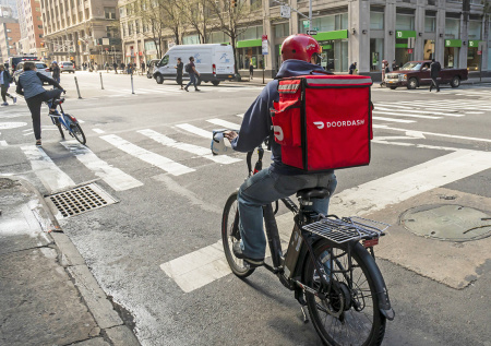 Девушка-курьер пожаловалась на домогательства и пошла под суд
