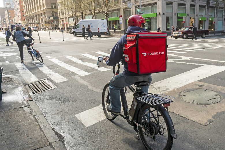 Курьер сервиса доставки DoorDash