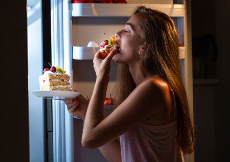 Стоматолог назвала неожиданную опасность ночных перекусов