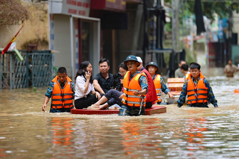 Спасатели эвакуируют местных жителей, пострадавших от наводнения во Вьетнаме