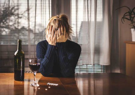 Нарколог назвал способы поддержать близких, страдающих алкоголизмом