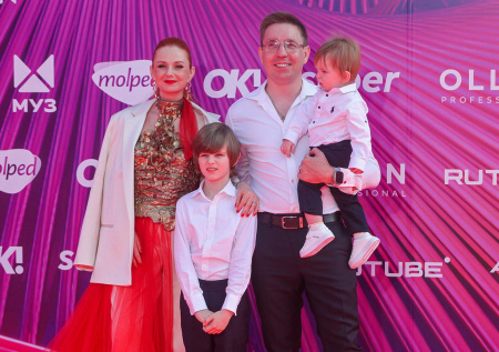 «Еще не были женаты»: участница t.A.T.u. об онкологии мужа-миллионера