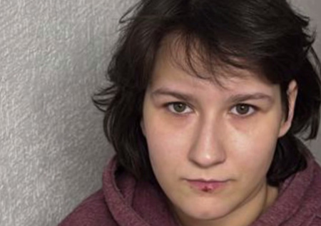 Дочка гнила 12 дней: мать задушила младенца и бросила тело в диван