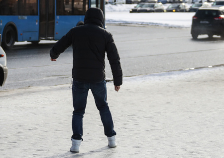 Нижегородец смог получить компенсацию после падения на скользкой дороге