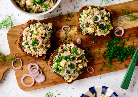 Закусочные бутерброды с селедкой: два варианта на новогодний стол! Эта вкуснятина улетает быстрее, чем бутерброды с икрой