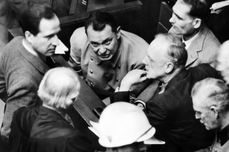 Главные обвиняемые (слева направо) Герман Геринг, Рудольф Хёс и Иоахим фон Риббентроп на скамье подсудимых во время Нюрнбергского процесса над главными военными преступниками в Нюрнберге 13 февраля 1946 года