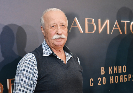 Известный телеведущий стал инструктором на авиатренажере