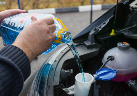 Какую незамерзайку выбрать на зиму-2025: рейтинг и какая не вредит омывателю