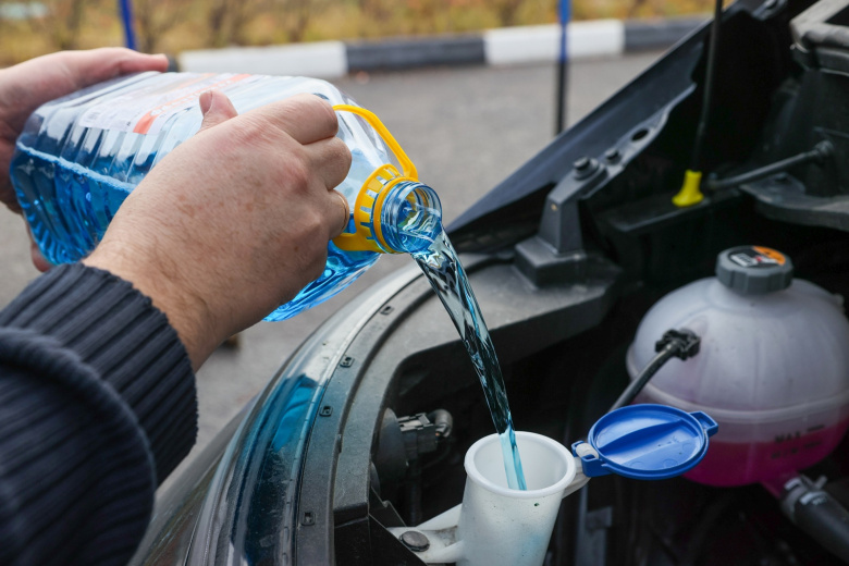 Какую незамерзайку выбрать на зиму-2025: рейтинг и какая не вредит омывателю