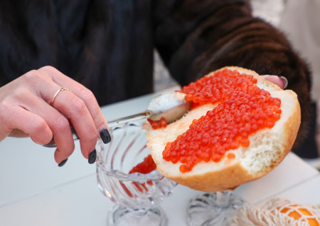Красная икра, которая не подведет: простые советы по выбору деликатеса помогут сохранить праздничное настроение